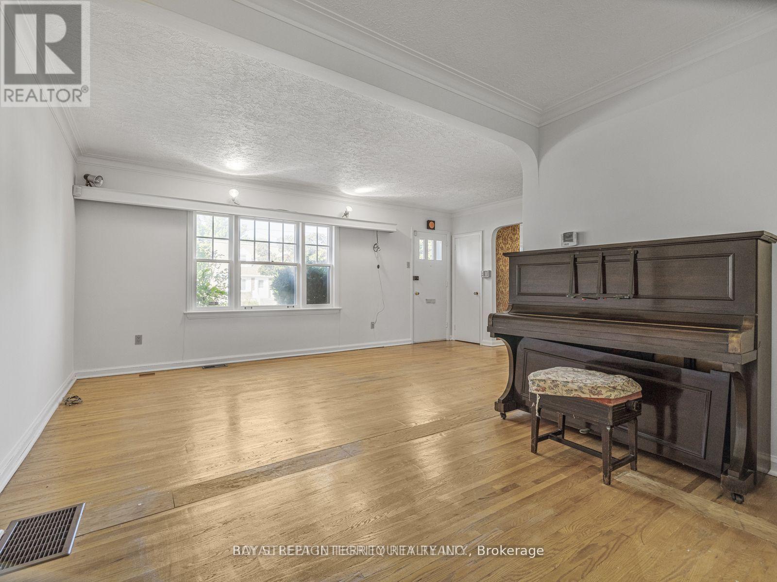 7 Devondale Avenue, Toronto, Ontario  M2R 2C9 - Photo 9 - C12561244