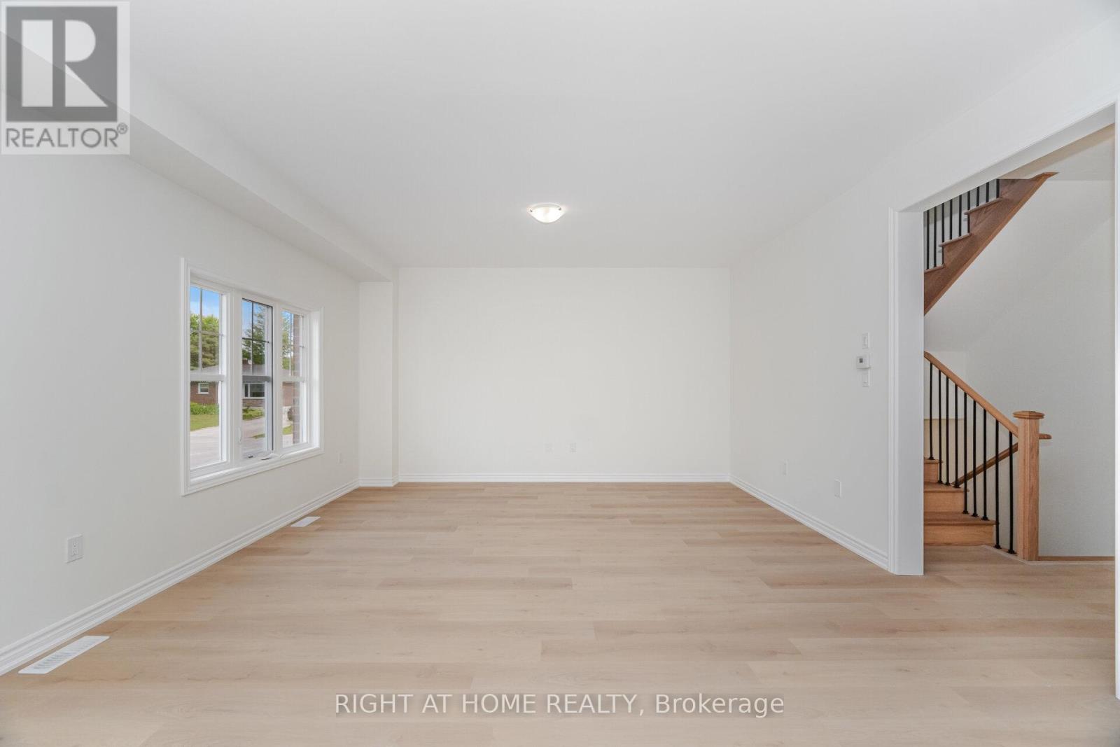 16 Ravenscraig Place, Innisfil, Ontario  L0L 1L0 - Photo 10 - N12561194