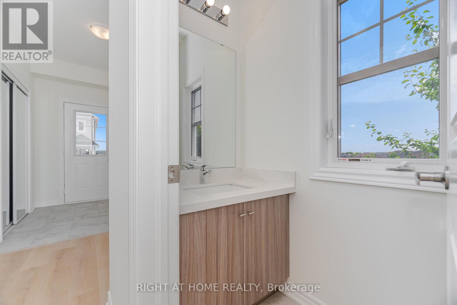 16 Ravenscraig Place, Innisfil, Ontario  L0L 1L0 - Photo 13 - N12561194