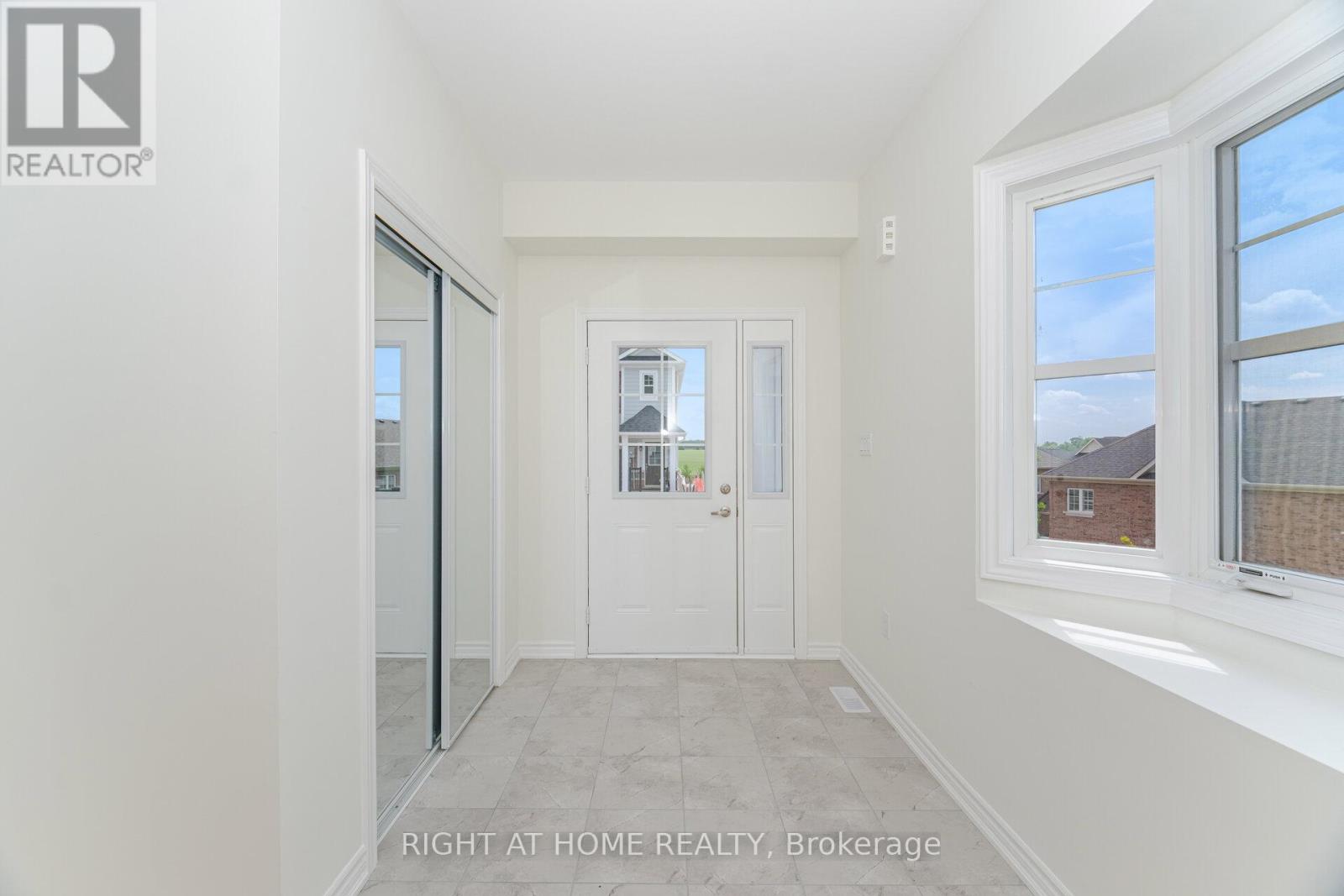 16 Ravenscraig Place, Innisfil, Ontario  L0L 1L0 - Photo 3 - N12561194