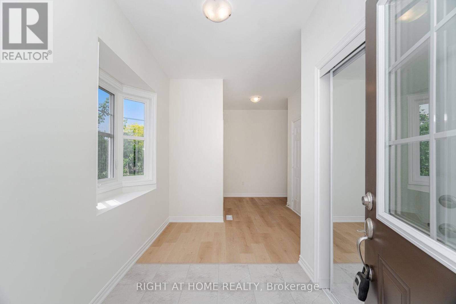 16 Ravenscraig Place, Innisfil, Ontario  L0L 1L0 - Photo 4 - N12561194