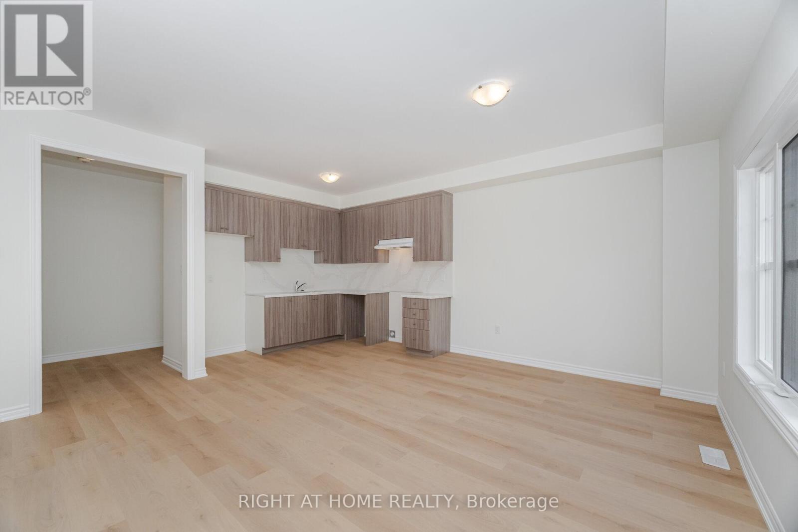 16 Ravenscraig Place, Innisfil, Ontario  L0L 1L0 - Photo 5 - N12561194