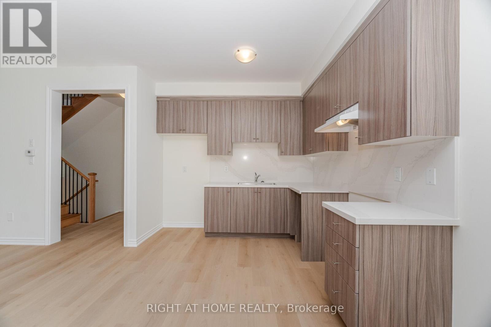 16 Ravenscraig Place, Innisfil, Ontario  L0L 1L0 - Photo 6 - N12561194