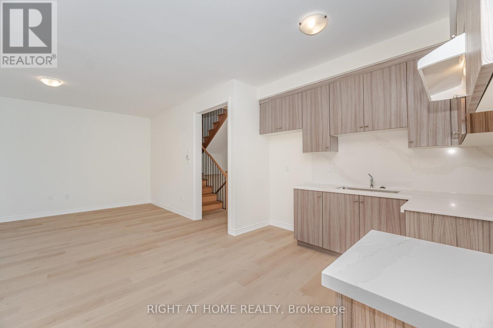 16 Ravenscraig Place, Innisfil, Ontario  L0L 1L0 - Photo 7 - N12561194