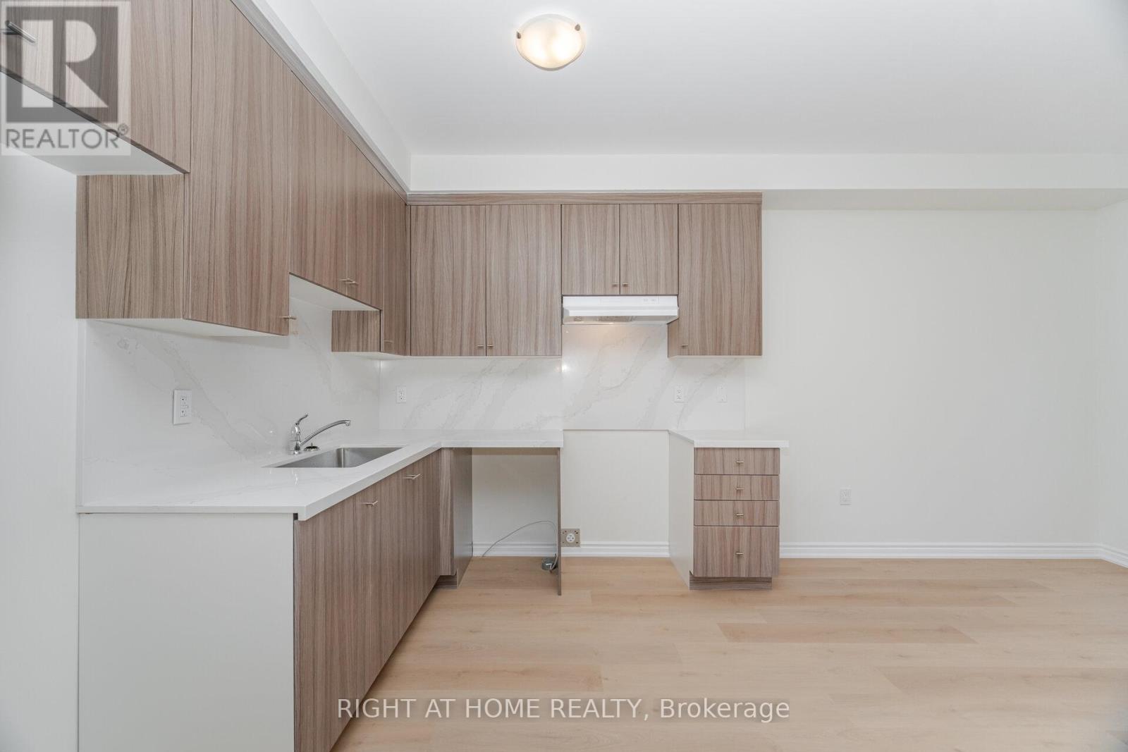 16 Ravenscraig Place, Innisfil, Ontario  L0L 1L0 - Photo 8 - N12561194