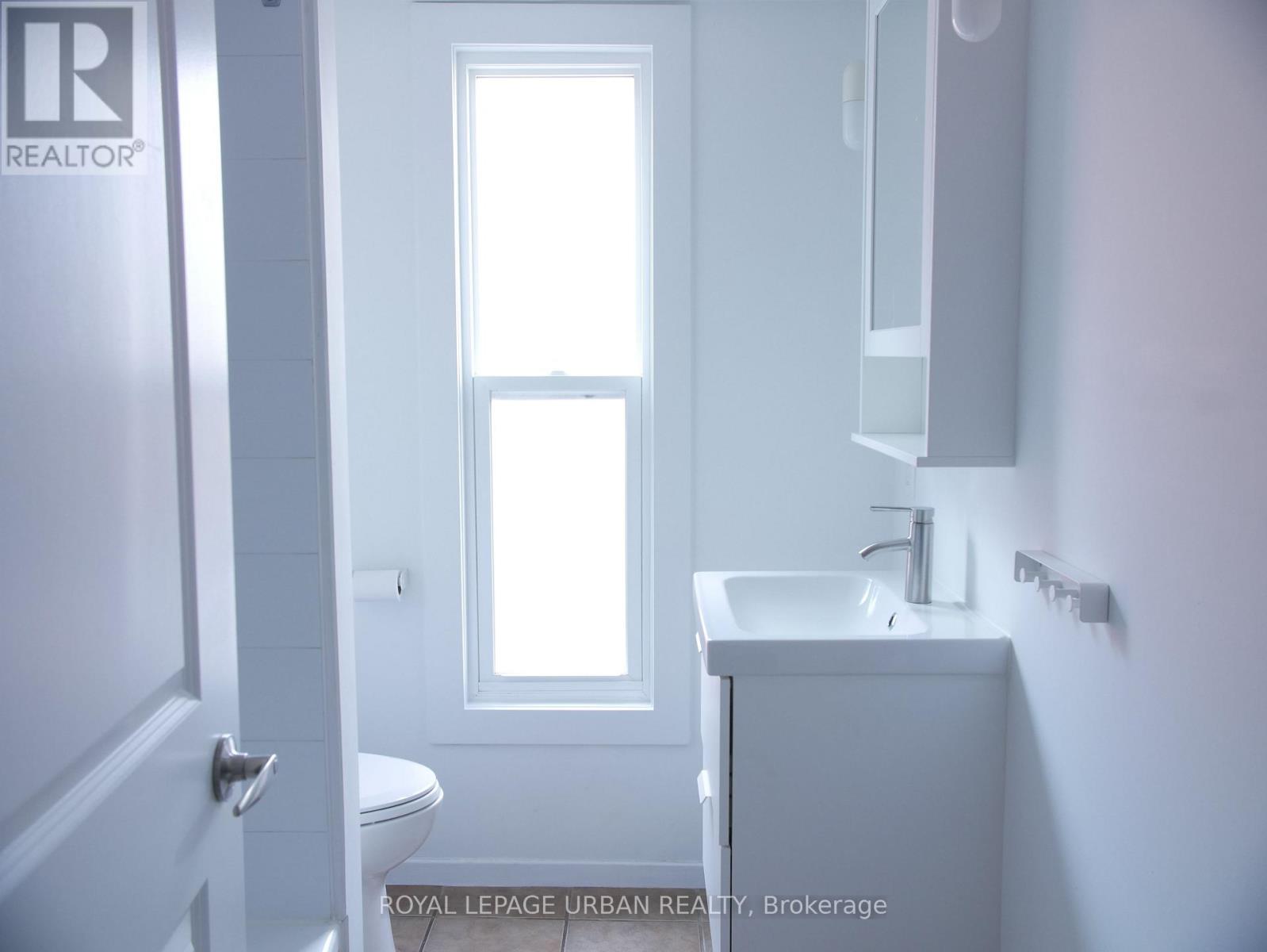 Upper - 10 Earnbridge Street, Toronto, Ontario  M6K 1N3 - Photo 6 - W12561242