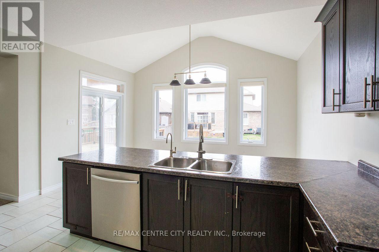 2503 Leeds Crossing, London South, Ontario  N6M 0E6 - Photo 11 - X12561340