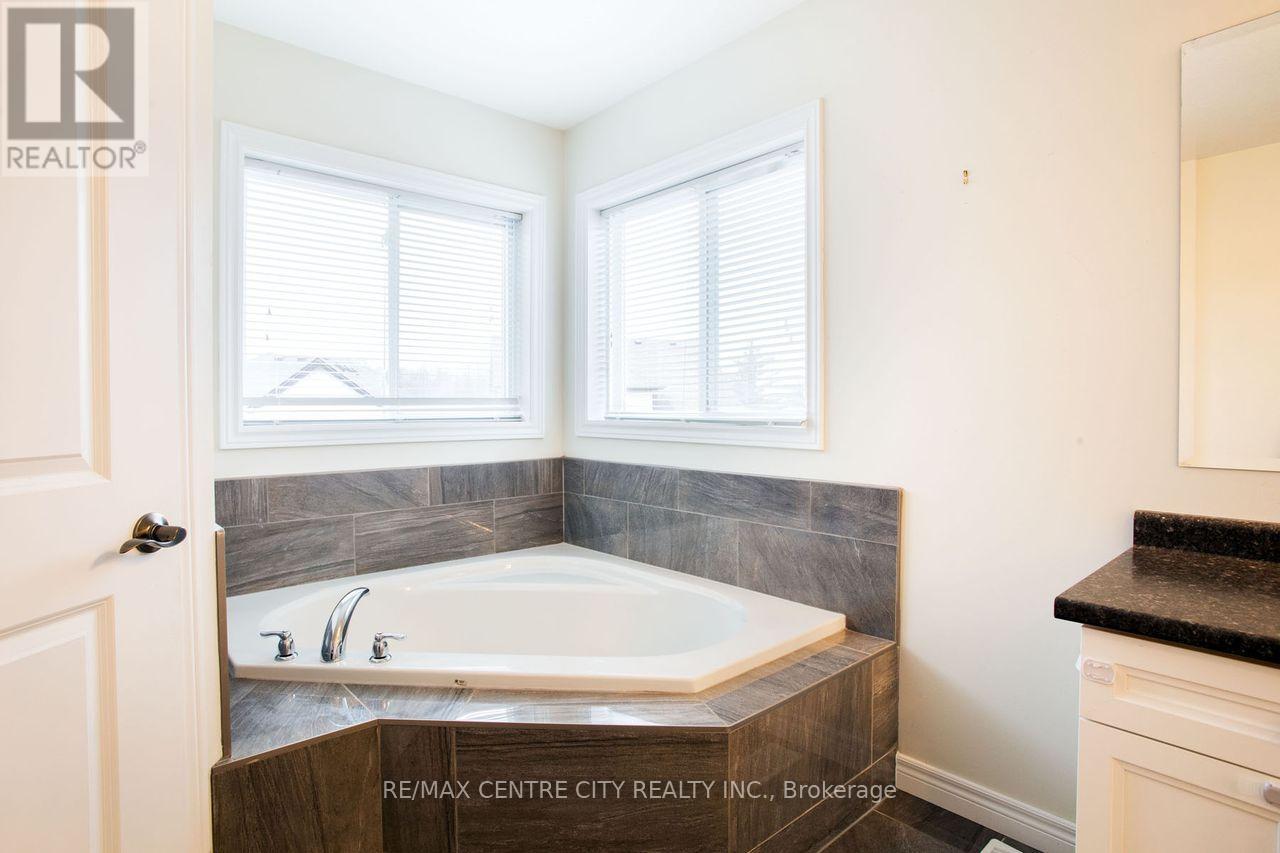 2503 Leeds Crossing, London South, Ontario  N6M 0E6 - Photo 28 - X12561340