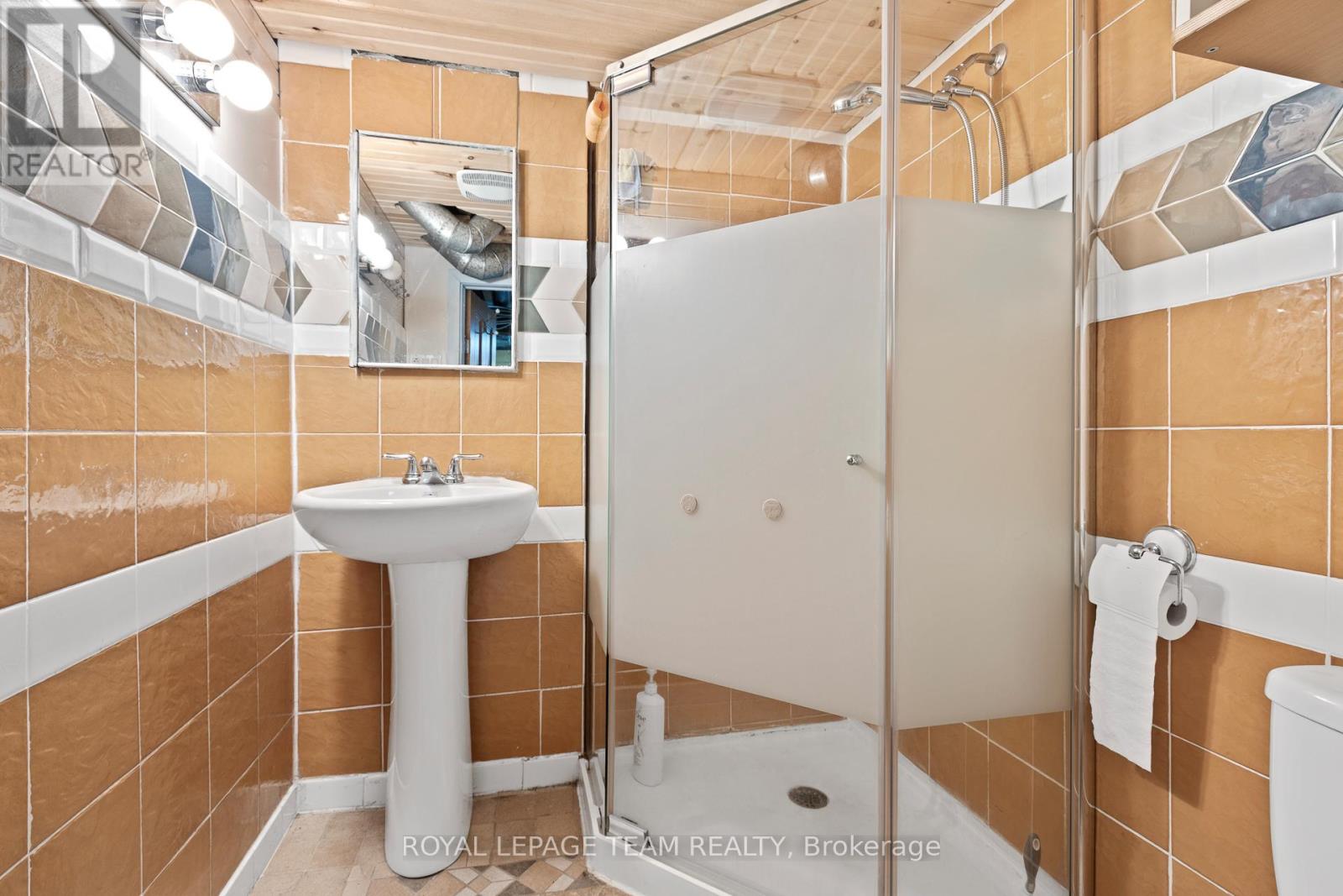 15 Helena Street, Ottawa, Ontario  K1Y 3M7 - Photo 23 - X12561342