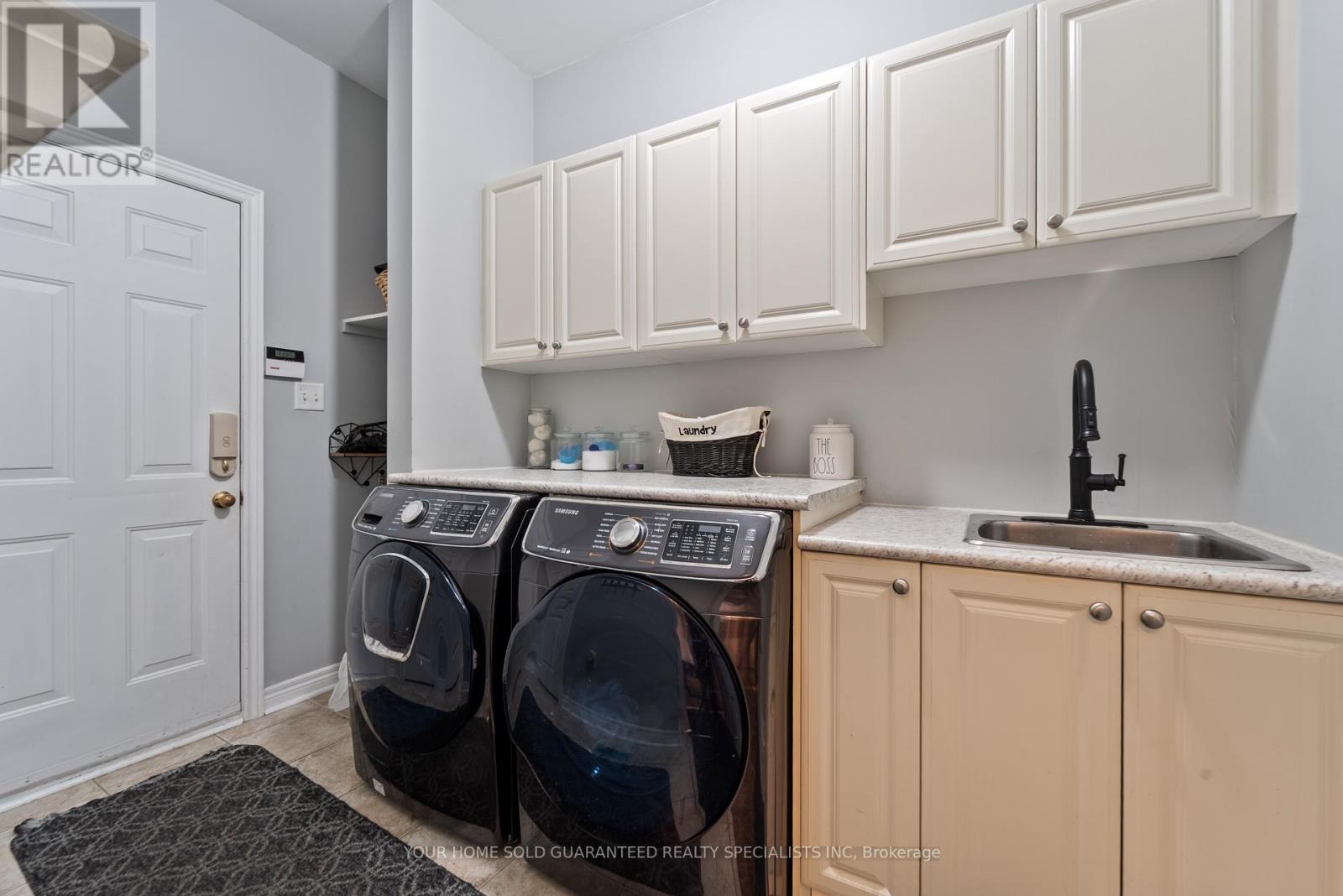 129 Barberry Crescent, Richmond Hill, Ontario  L4E 4S5 - Photo 16 - N12561356