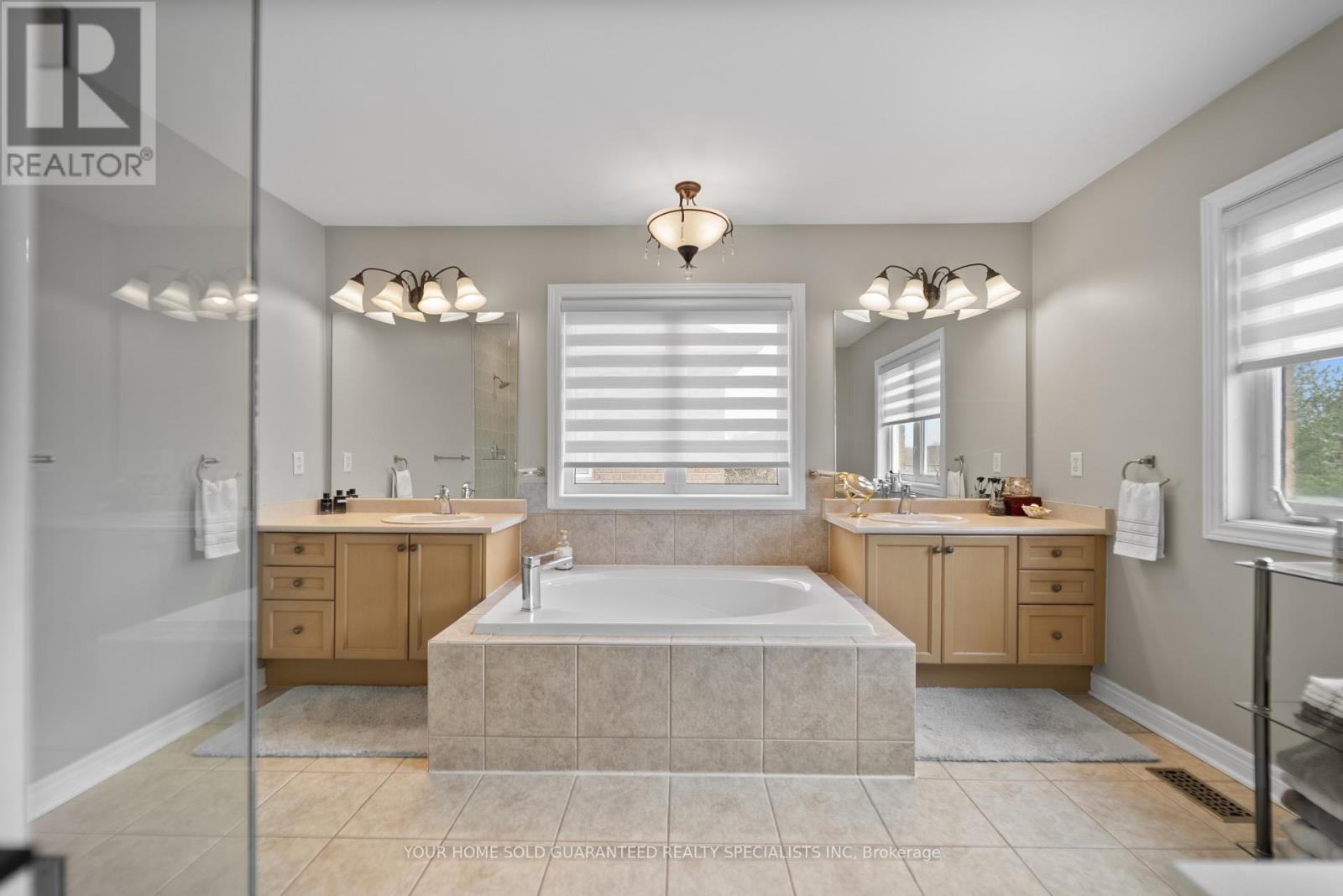 129 Barberry Crescent, Richmond Hill, Ontario  L4E 4S5 - Photo 23 - N12561356