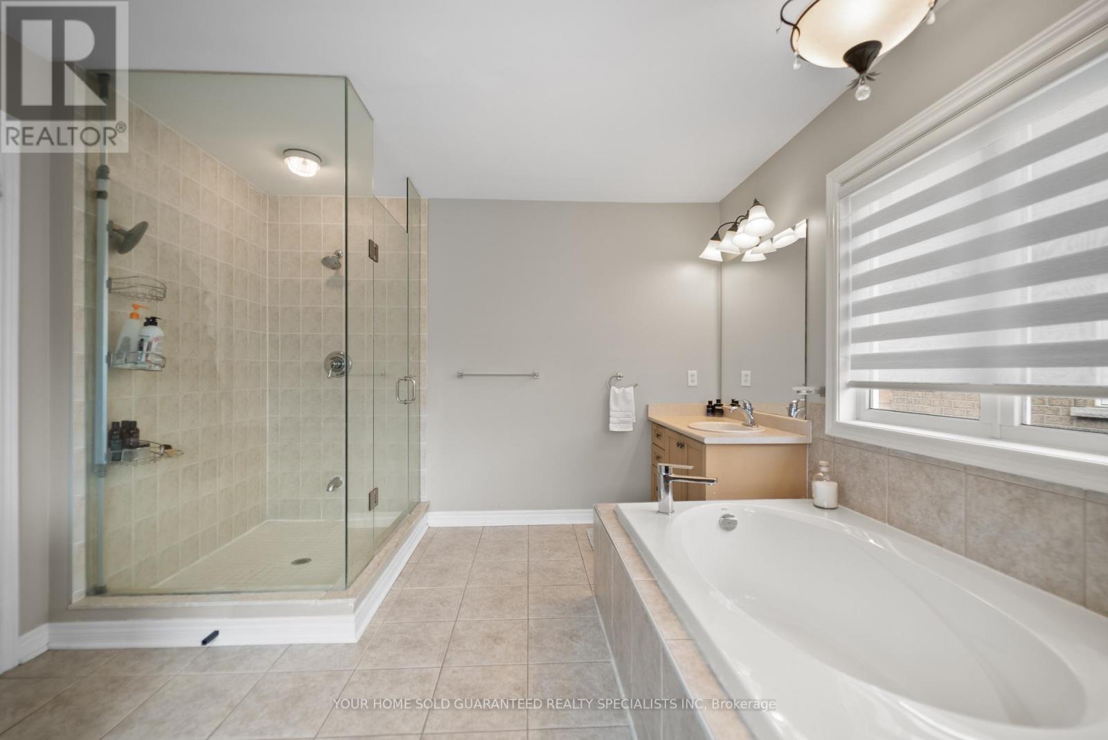 129 Barberry Crescent, Richmond Hill, Ontario  L4E 4S5 - Photo 24 - N12561356