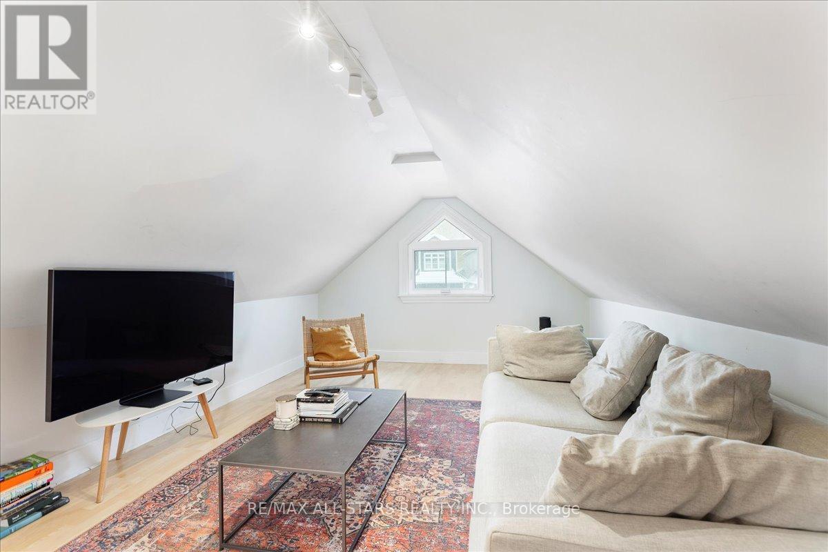 Upper Unit - 387 Ontario Street, Newmarket, Ontario  L3Y 2K5 - Photo 16 - N12561370