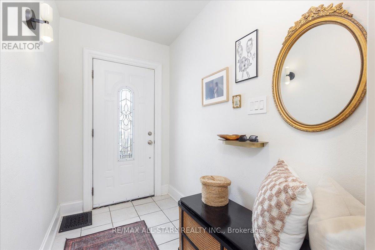 Upper Unit - 387 Ontario Street, Newmarket, Ontario  L3Y 2K5 - Photo 2 - N12561370