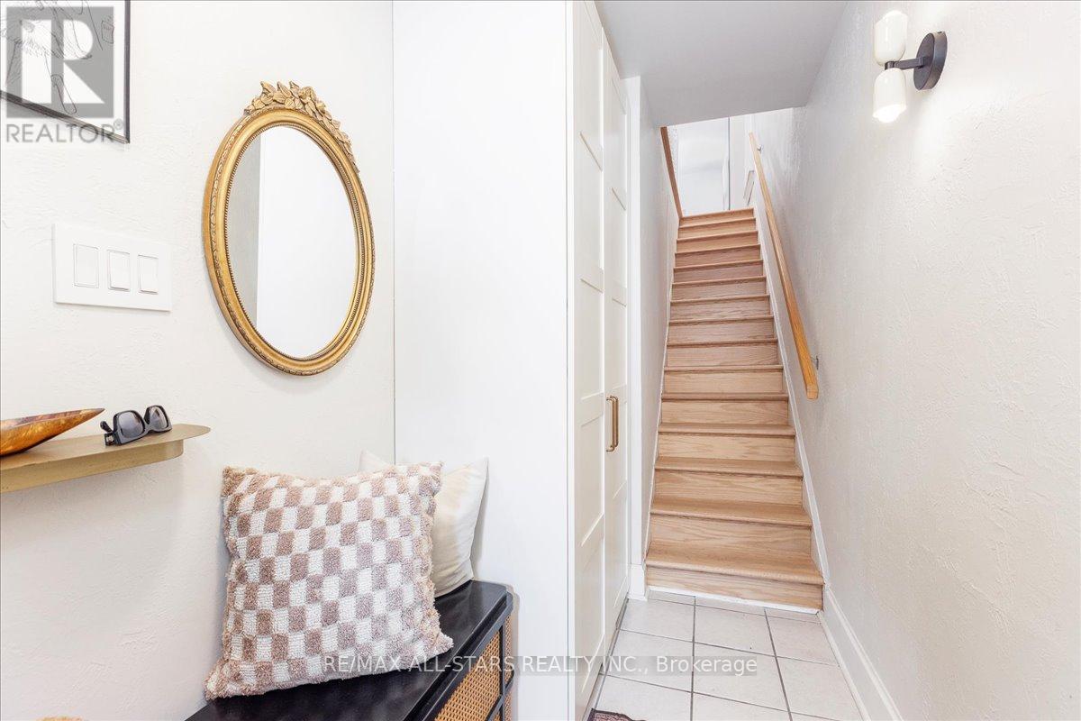 Upper Unit - 387 Ontario Street, Newmarket, Ontario  L3Y 2K5 - Photo 3 - N12561370