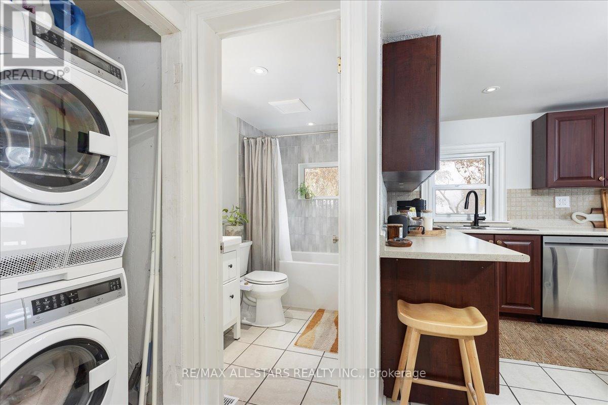 Upper Unit - 387 Ontario Street, Newmarket, Ontario  L3Y 2K5 - Photo 7 - N12561370