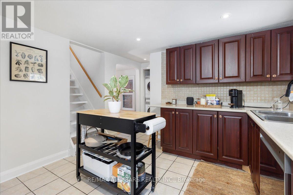 Upper Unit - 387 Ontario Street, Newmarket, Ontario  L3Y 2K5 - Photo 8 - N12561370