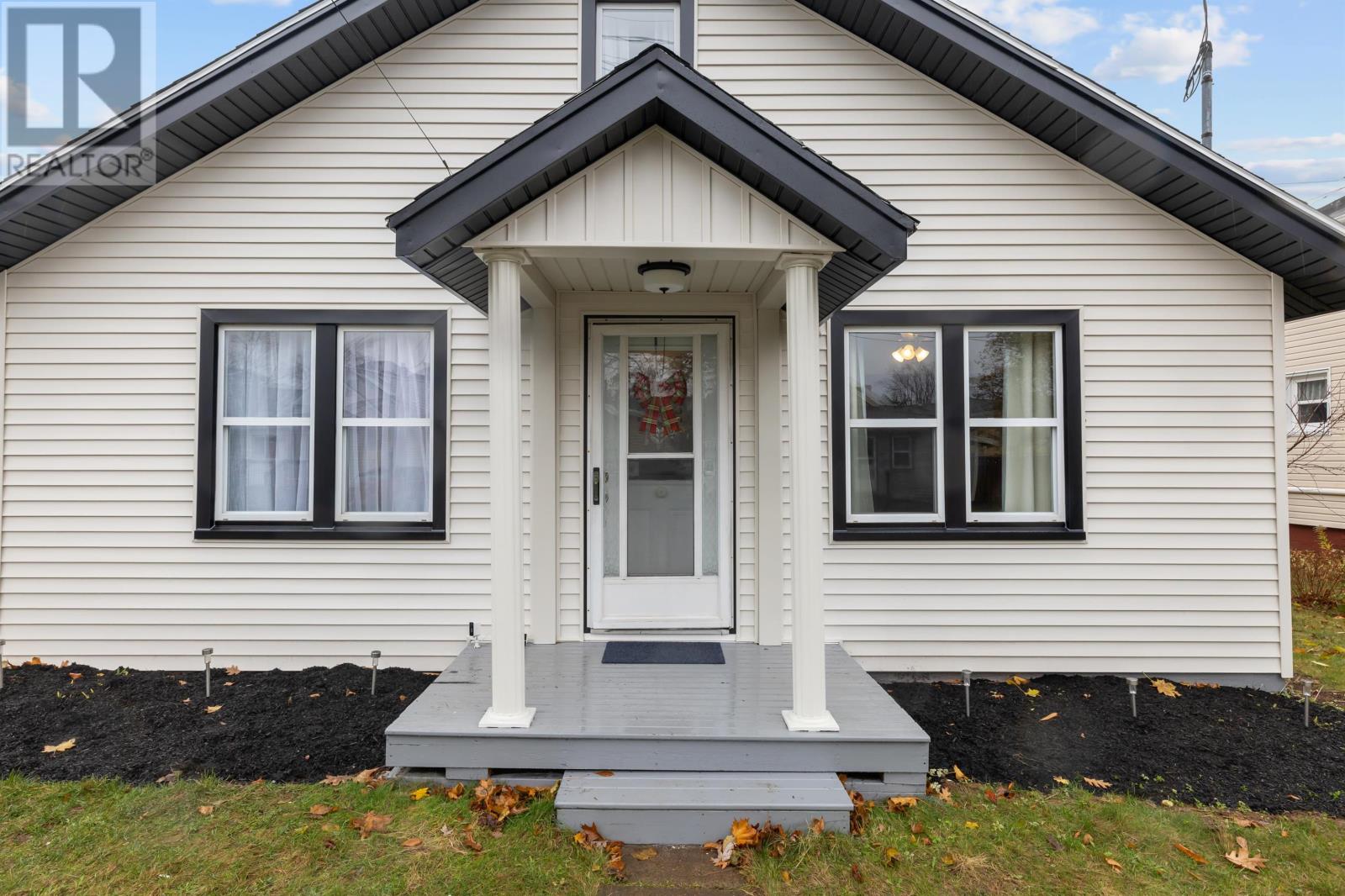 17 Belmont Street, Charlottetown, Prince Edward Island  C1A 5G9 - Photo 2 - 202528271