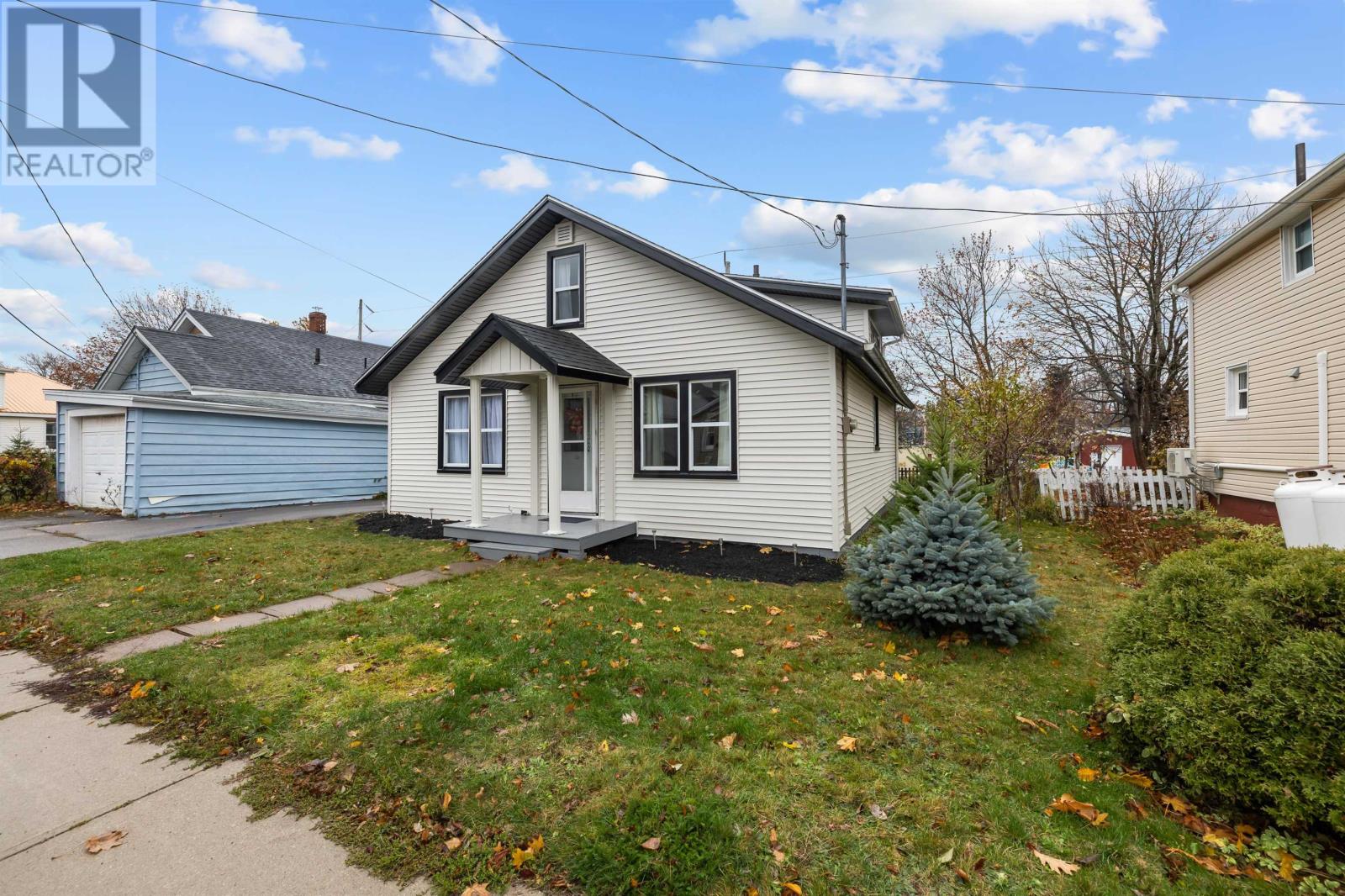 17 Belmont Street, Charlottetown, Prince Edward Island  C1A 5G9 - Photo 3 - 202528271