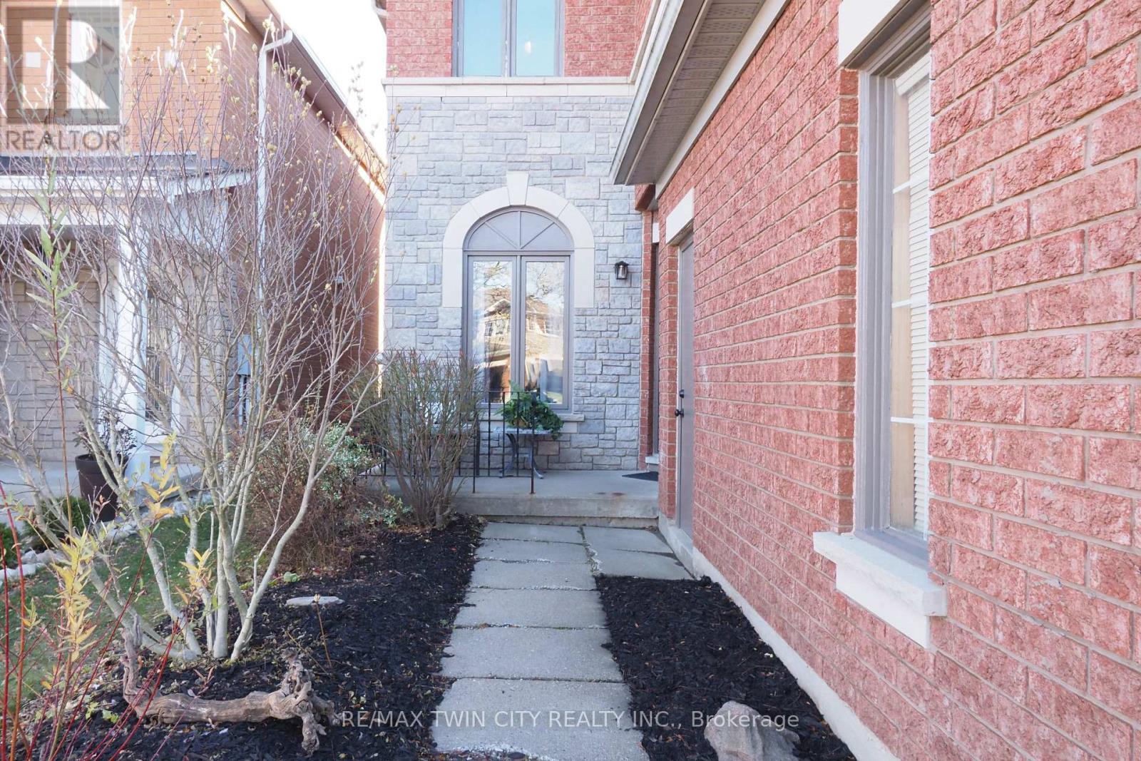 127 Essex Point Drive, Cambridge, Ontario  N1T 1W6 - Photo 3 - X12561368