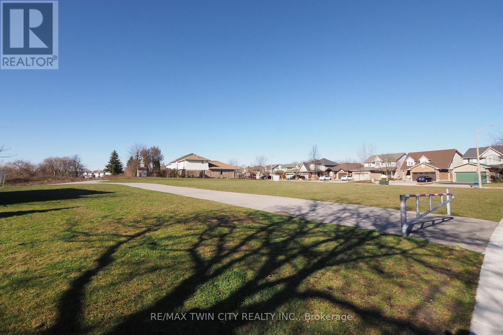 127 Essex Point Drive, Cambridge, Ontario  N1T 1W6 - Photo 45 - X12561368