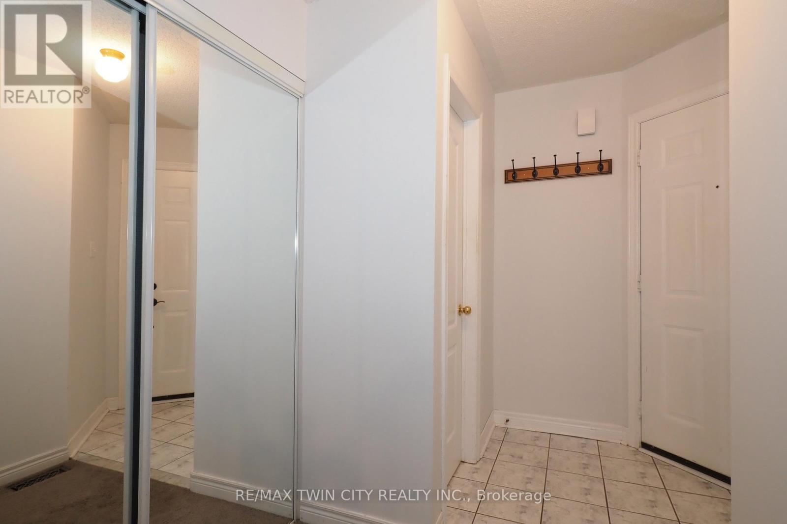 127 Essex Point Drive, Cambridge, Ontario  N1T 1W6 - Photo 5 - X12561368