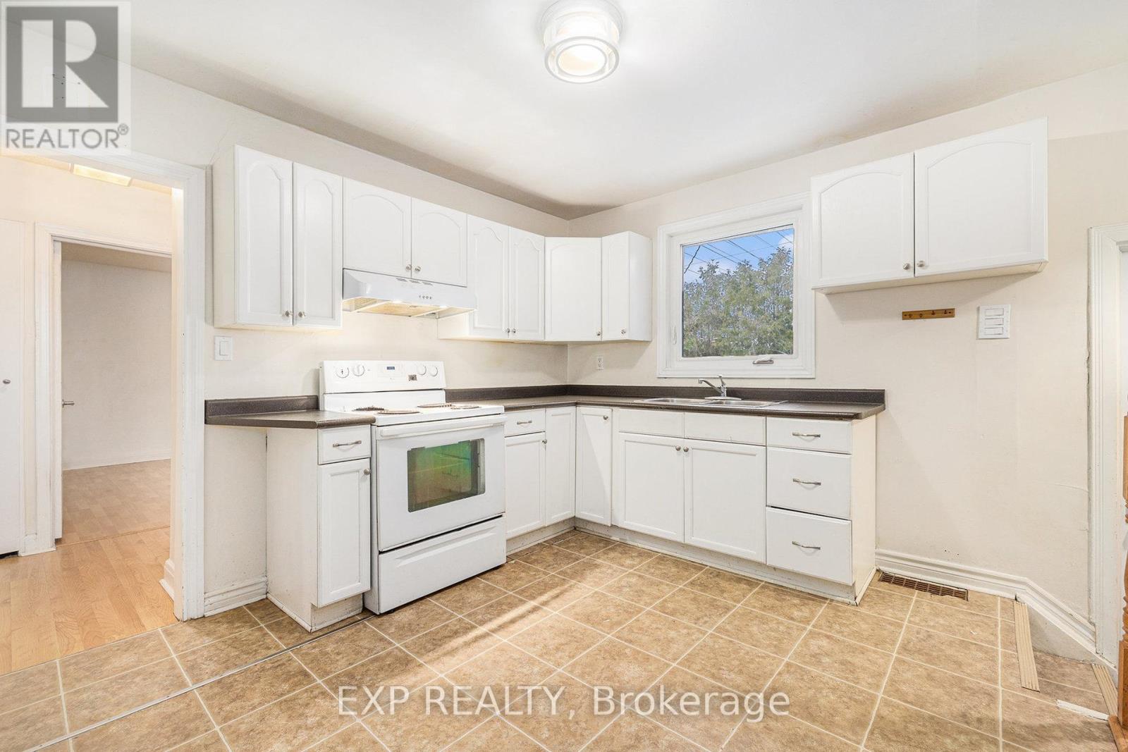 63 Withrow Avenue, Ottawa, Ontario  K2G 2H9 - Photo 3 - X12365323