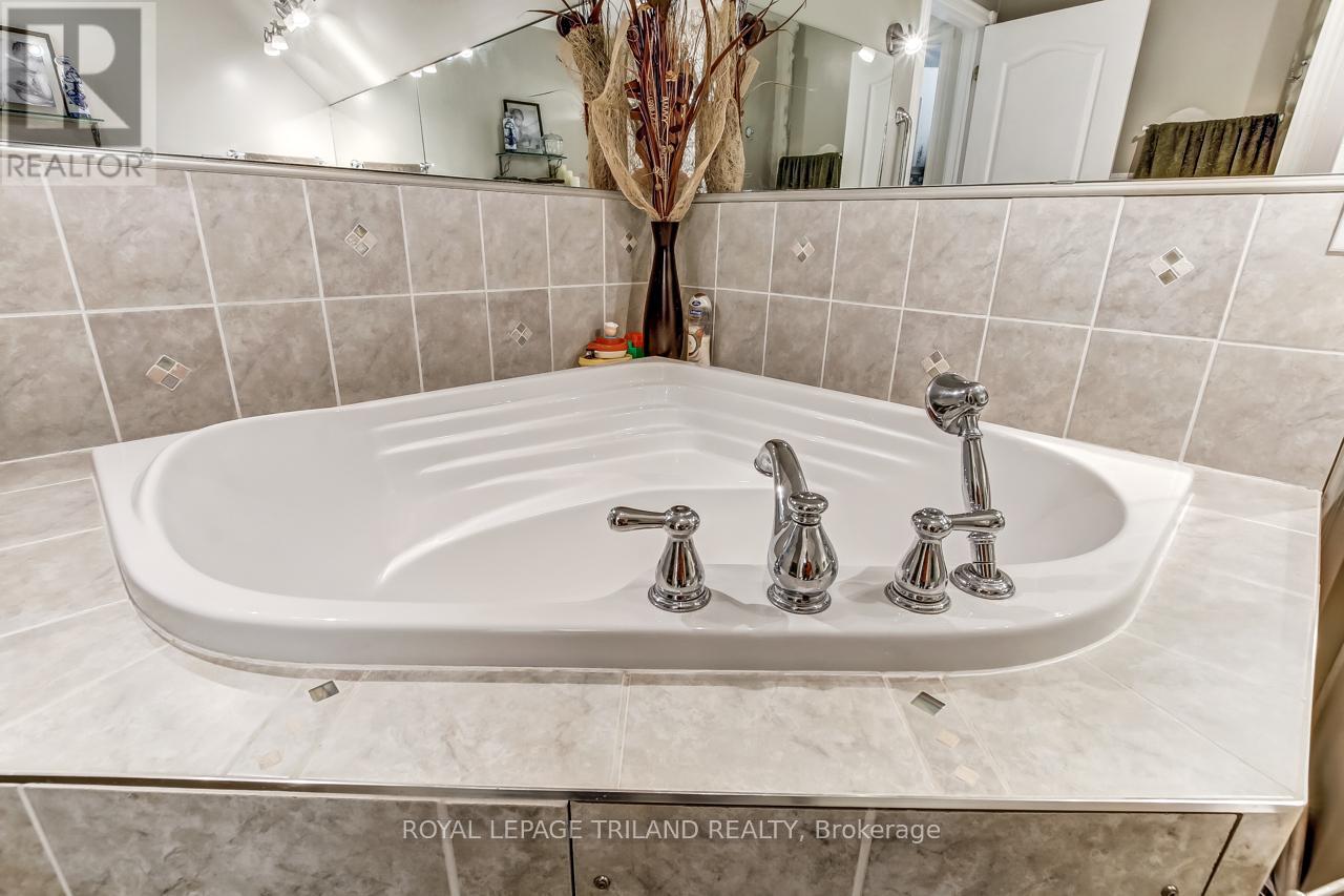 25941 Argyle Line, West Elgin, Ontario  N0L 2P0 - Photo 32 - X12561424