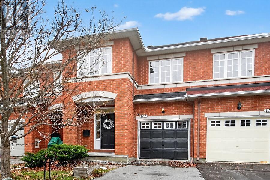 135 Gatespark Private, Ottawa, Ontario  K2L 1L1 - Photo 2 - X12561444