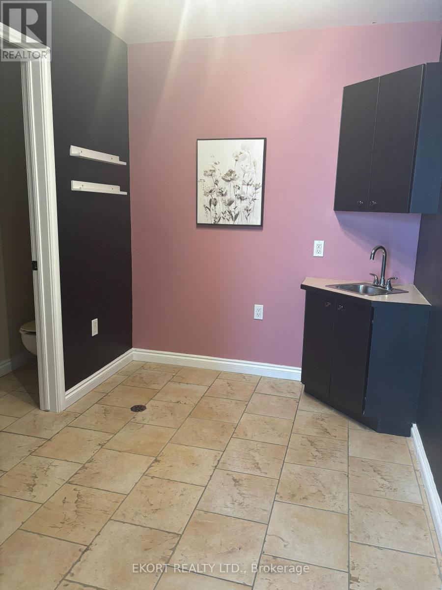 96 Pinnacle Street, Belleville, Ontario  K8N 5Y5 - Photo 2 - X12561448