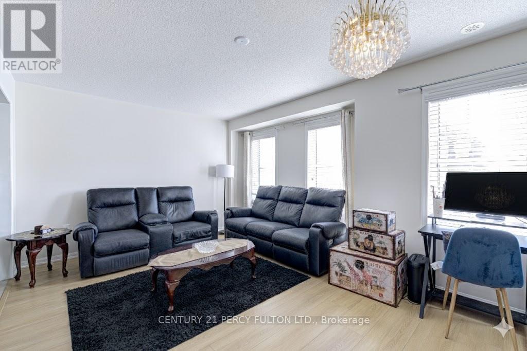 39 Vanhorne Close, Brampton, Ontario L7A 0X8 - Photo 18 - W12560456