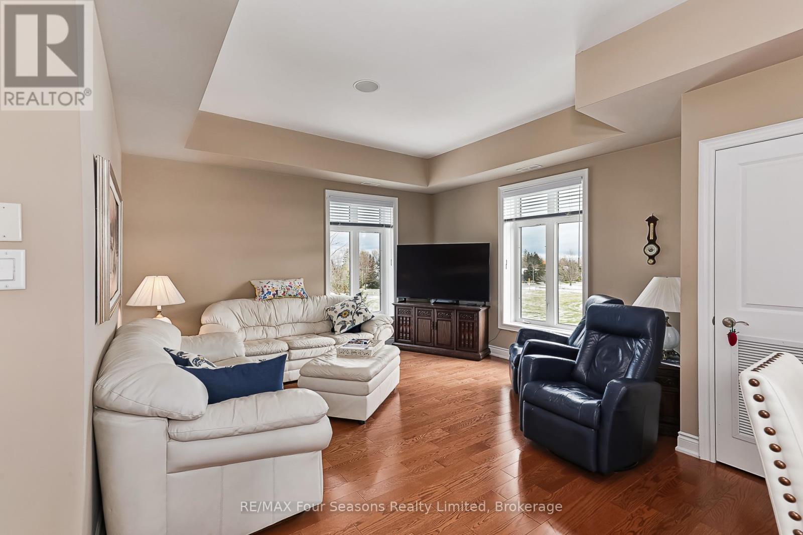 305 - 27 Beaver Street N, Blue Mountains, Ontario  N0H 2P0 - Photo 14 - X12561562