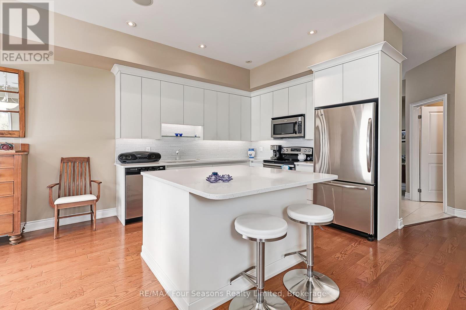 305 - 27 Beaver Street N, Blue Mountains, Ontario  N0H 2P0 - Photo 7 - X12561562