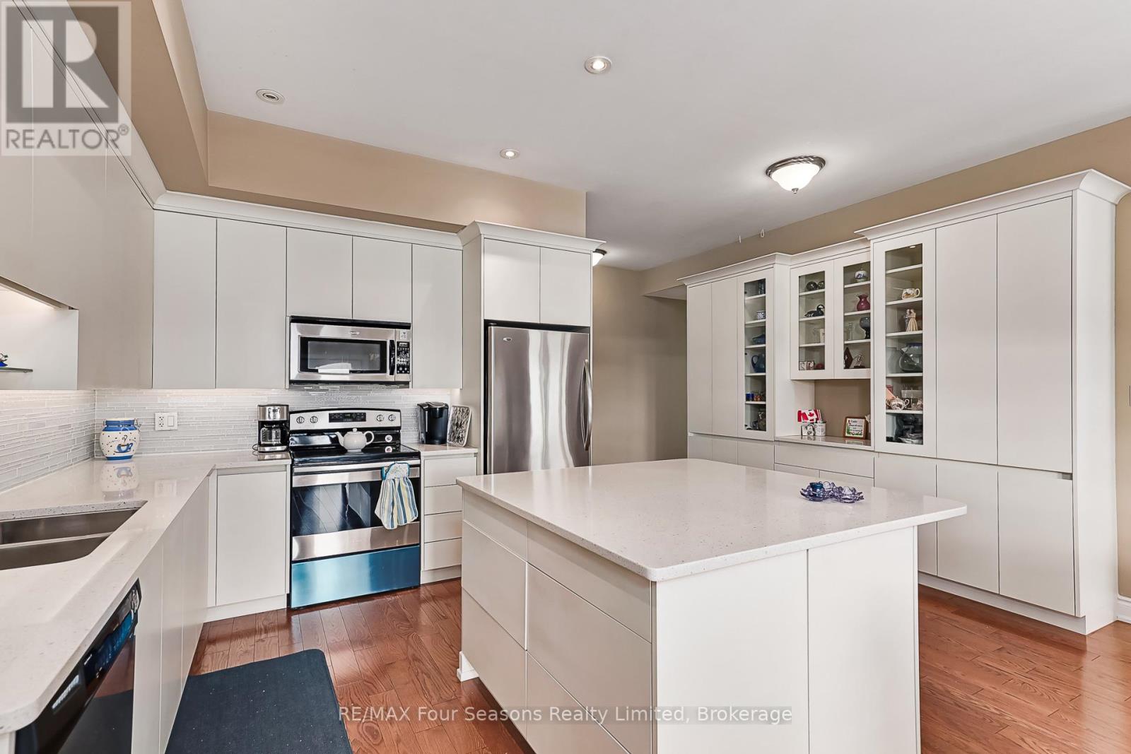 305 - 27 Beaver Street N, Blue Mountains, Ontario  N0H 2P0 - Photo 8 - X12561562