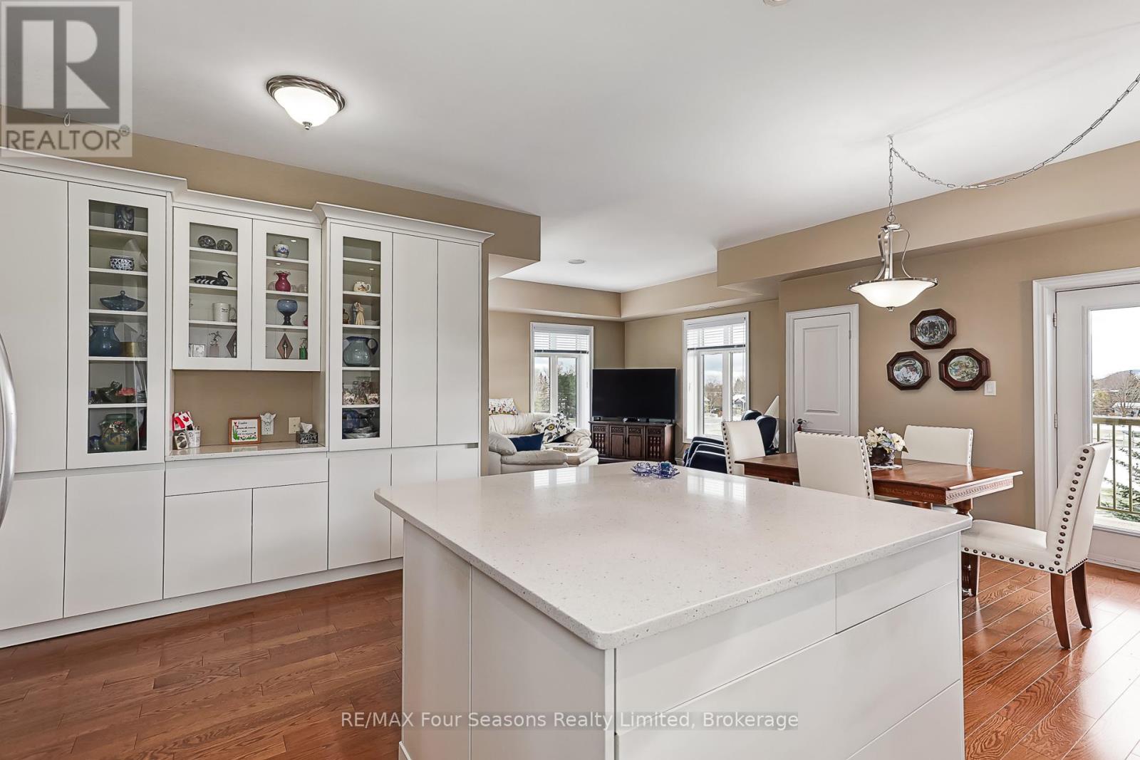 305 - 27 Beaver Street N, Blue Mountains, Ontario  N0H 2P0 - Photo 9 - X12561562