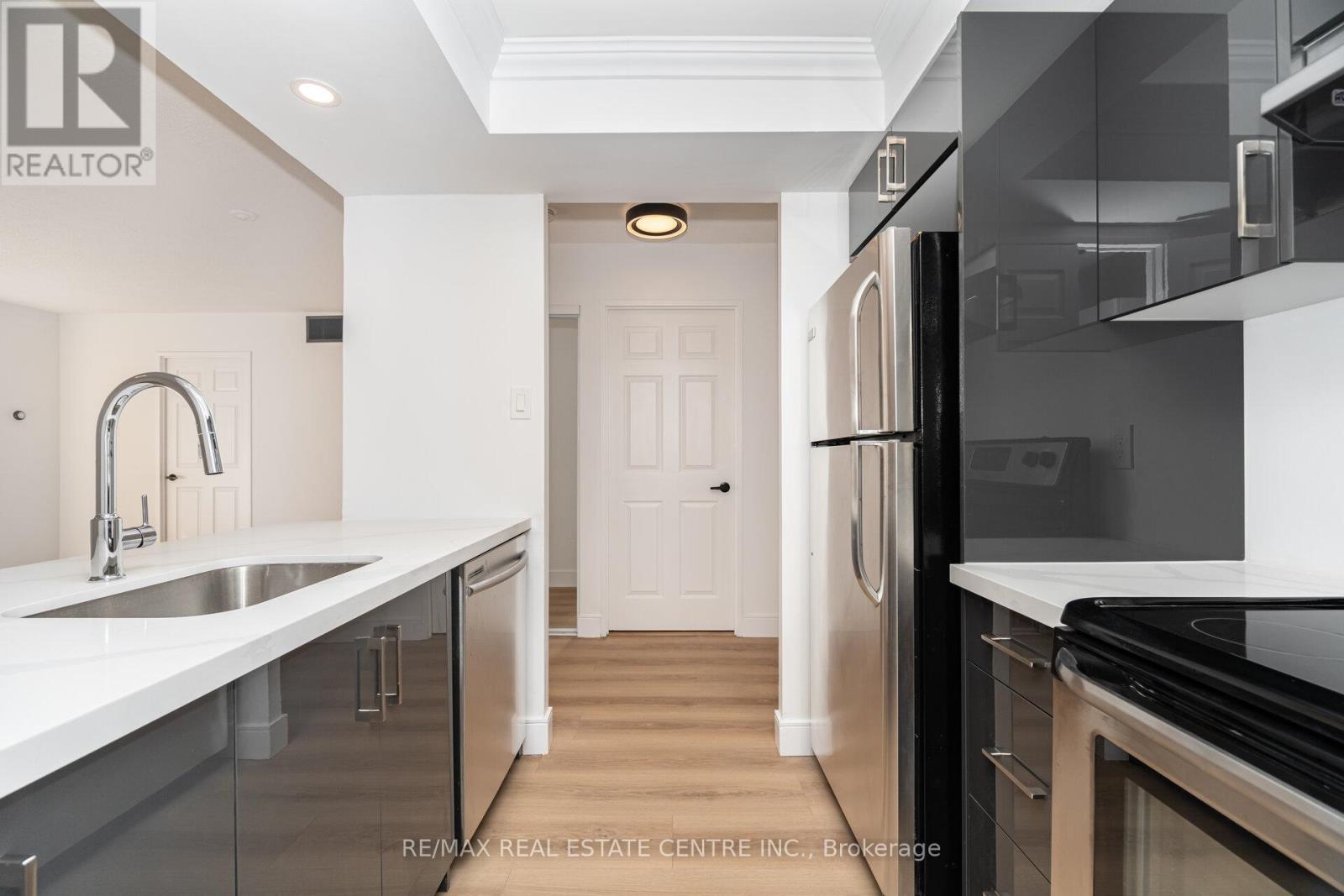 1812 - 265 Enfield Place, Mississauga, Ontario  L5B 3Y6 - Photo 10 - W12553420