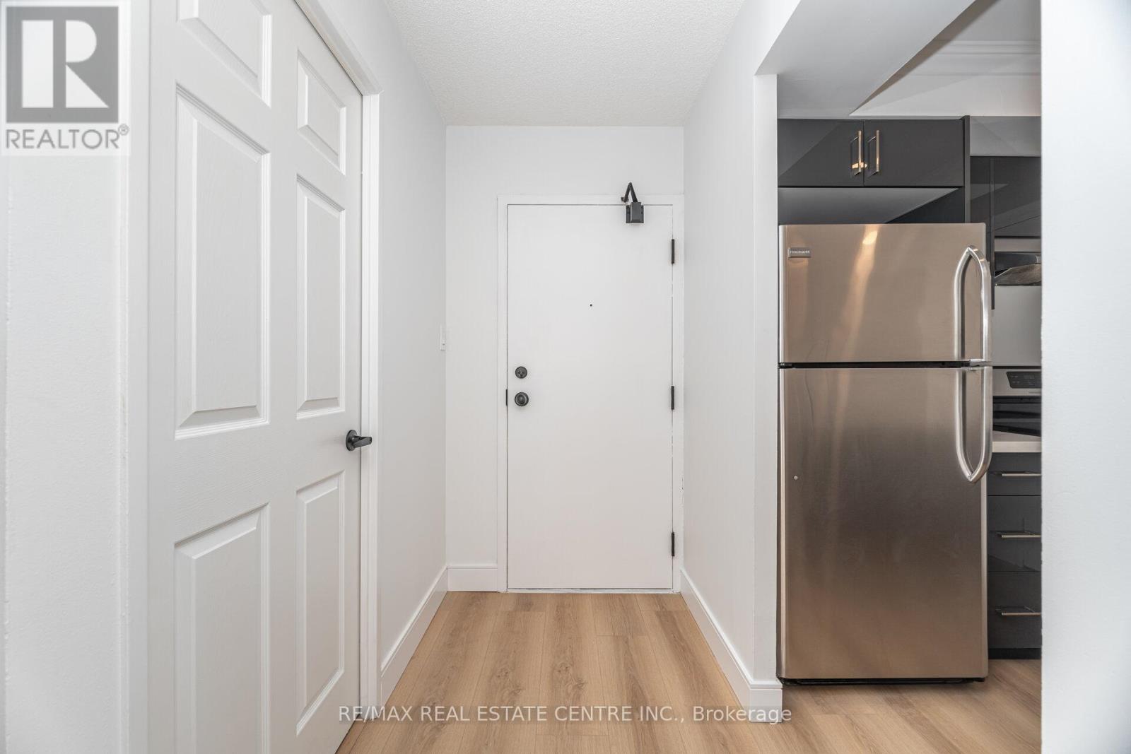 1812 - 265 Enfield Place, Mississauga, Ontario  L5B 3Y6 - Photo 8 - W12553420