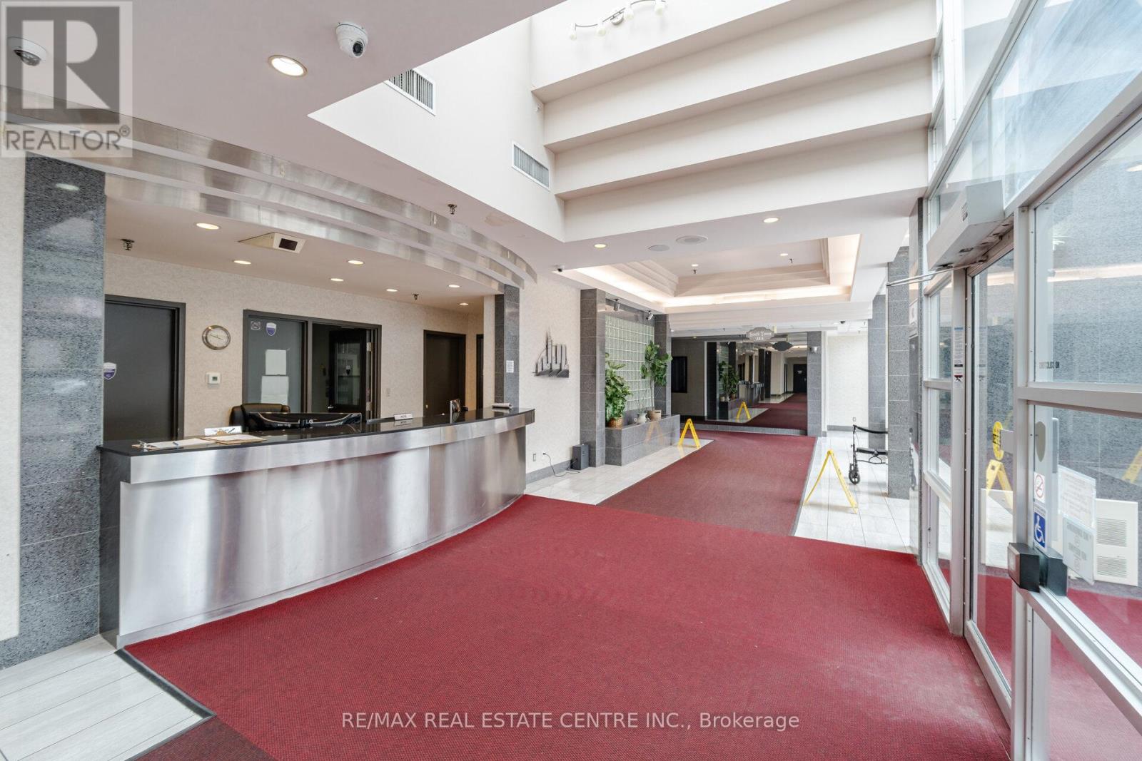 1812 - 265 Enfield Place, Mississauga, Ontario  L5B 3Y6 - Photo 4 - W12553420