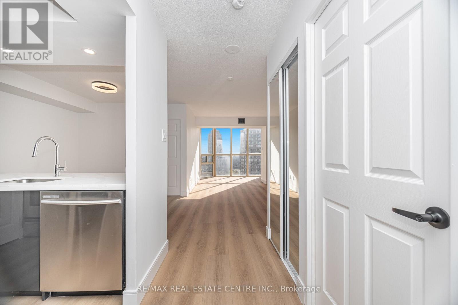 1812 - 265 Enfield Place, Mississauga, Ontario  L5B 3Y6 - Photo 9 - W12553420