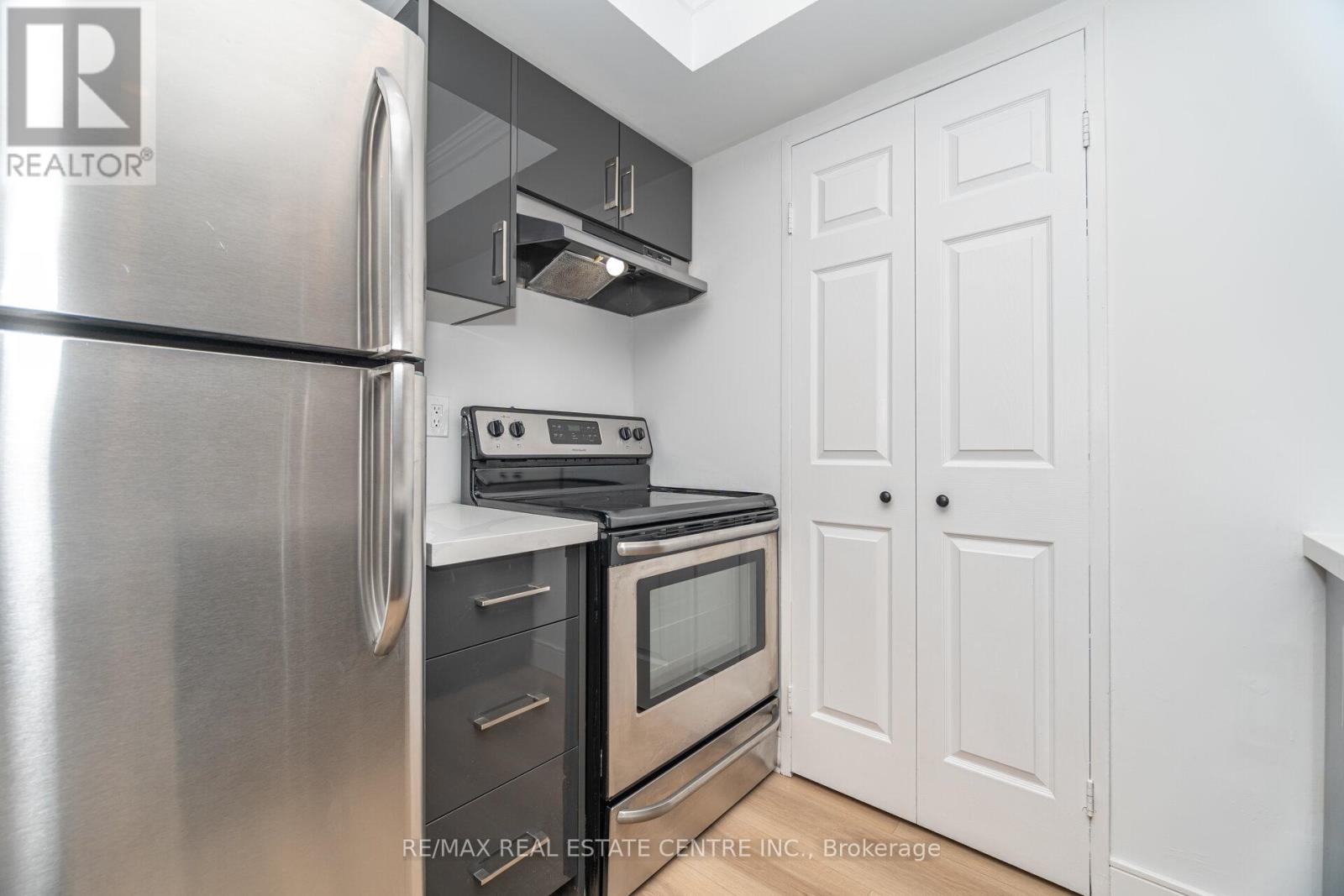 1812 - 265 Enfield Place, Mississauga, Ontario  L5B 3Y6 - Photo 12 - W12553420