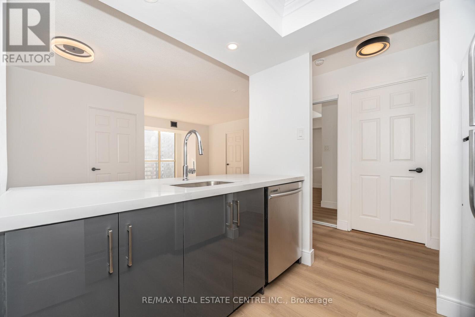 1812 - 265 Enfield Place, Mississauga, Ontario  L5B 3Y6 - Photo 13 - W12553420