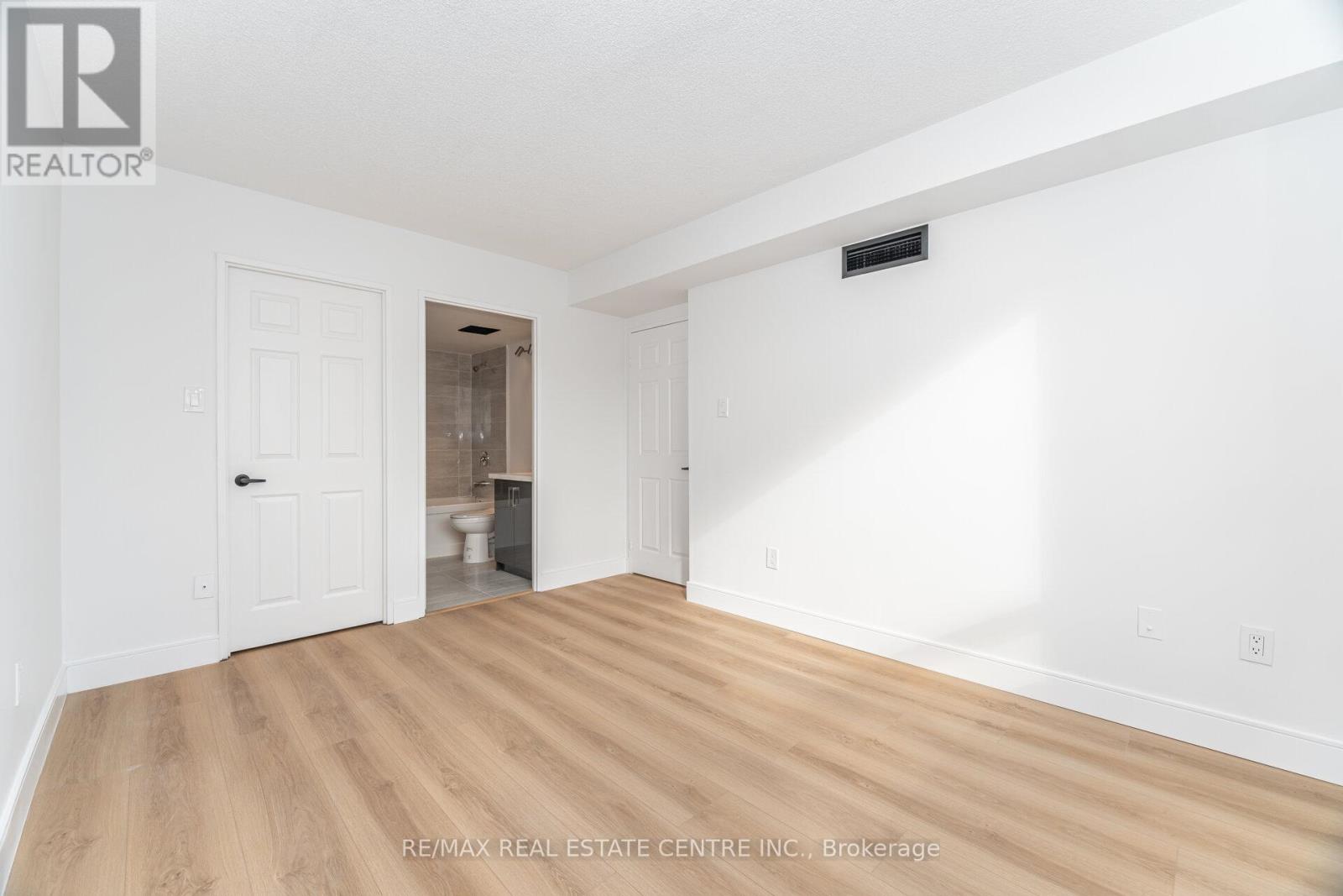 1812 - 265 Enfield Place, Mississauga, Ontario  L5B 3Y6 - Photo 33 - W12553420