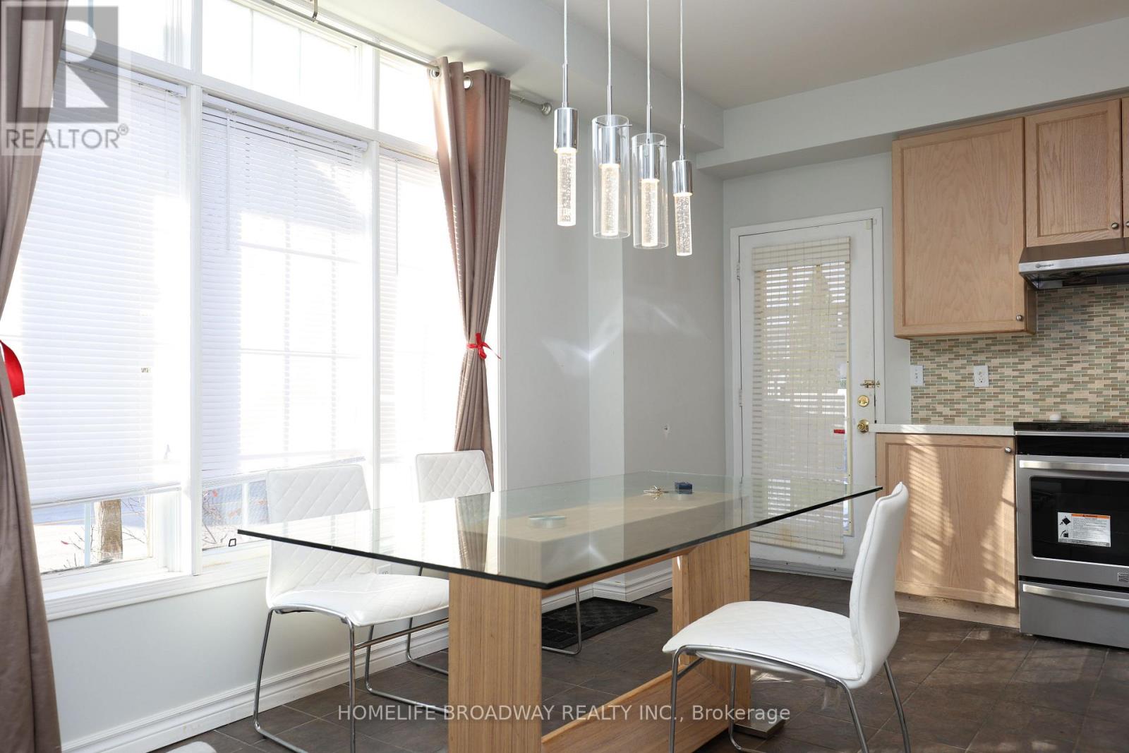 2 Catherina Street, Markham, Ontario  L6C 2G1 - Photo 3 - N12561508