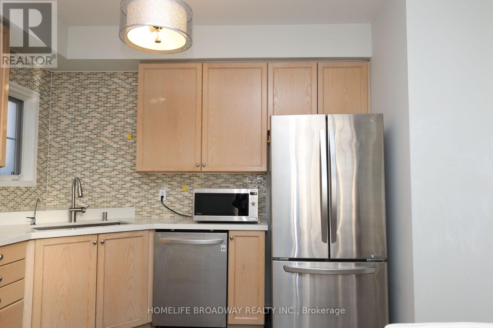 2 Catherina Street, Markham, Ontario  L6C 2G1 - Photo 4 - N12561508