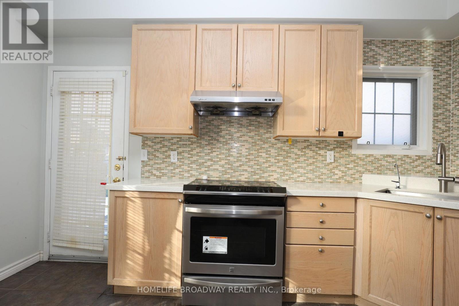 2 Catherina Street, Markham, Ontario  L6C 2G1 - Photo 5 - N12561508