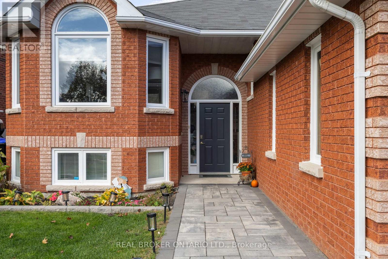 22 Countryside Court, Bradford West Gwillimbury, Ontario  L3Z 2Z8 - Photo 4 - N12561558