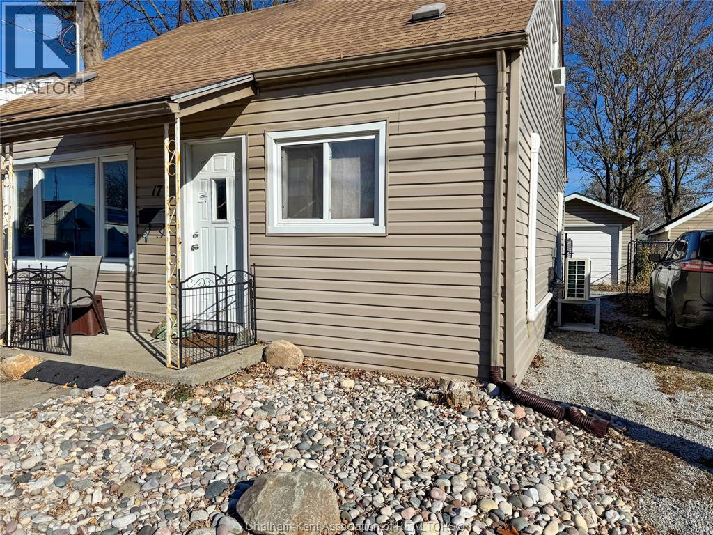 17 Mcnaughton Avenue, Wallaceburg, Ontario   - Photo 3 - 25029211