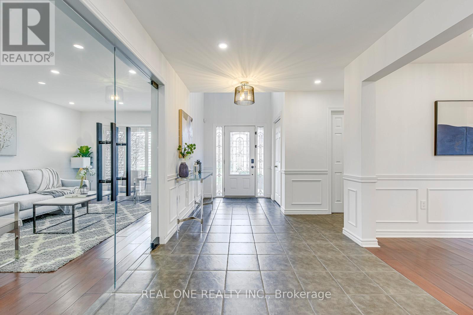 2075 Banbury Crescent, Oakville, Ontario  L6H 5P8 - Photo 5 - W12561532