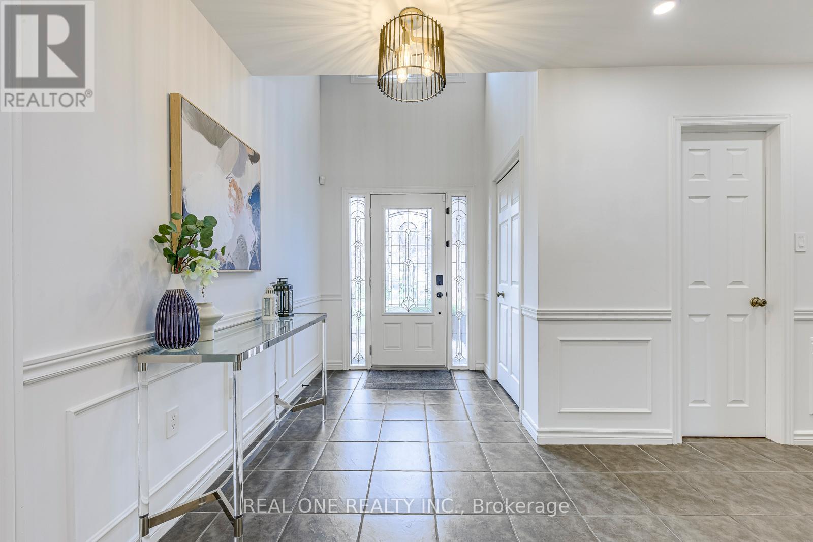 2075 Banbury Crescent, Oakville, Ontario  L6H 5P8 - Photo 4 - W12561536