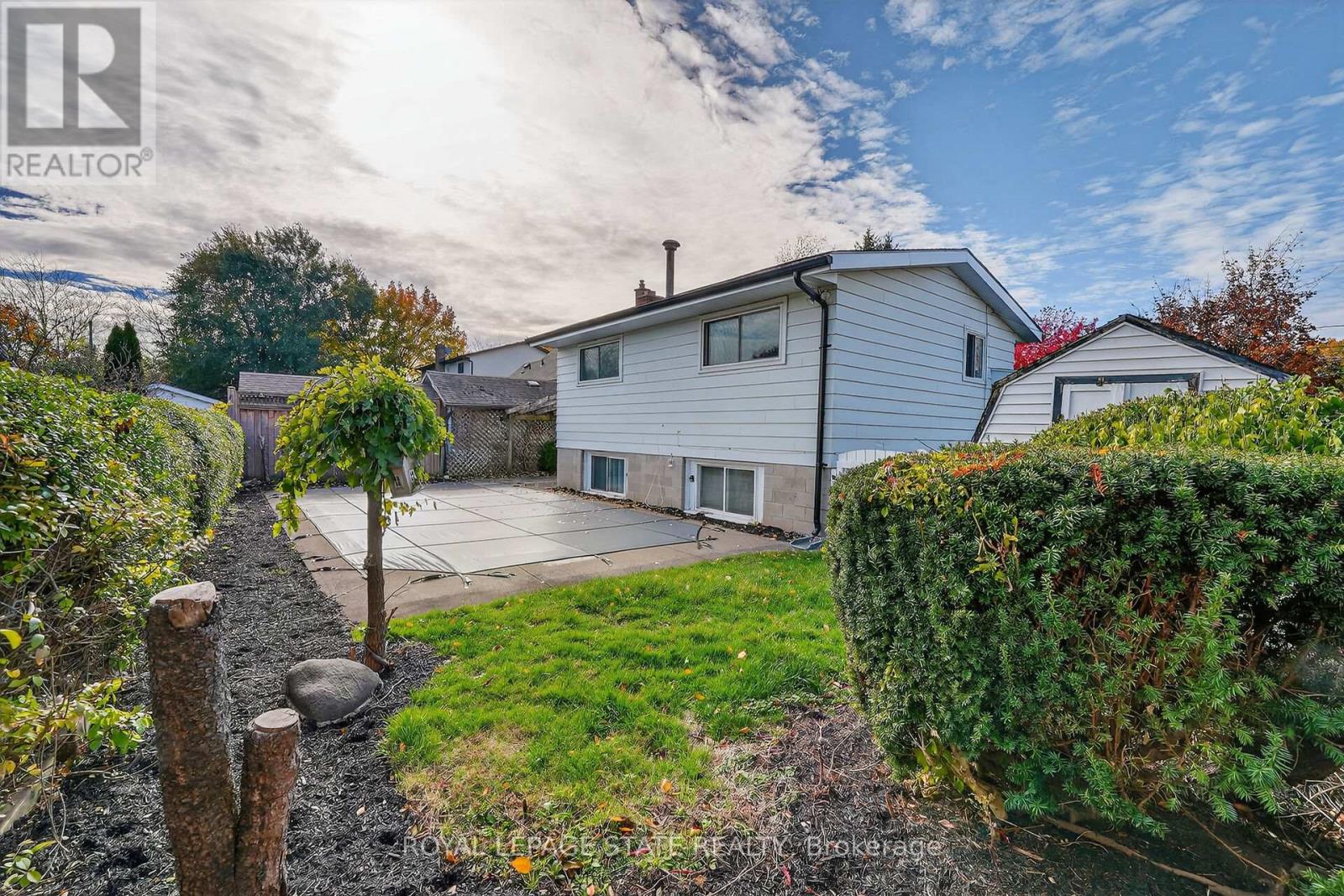 15 Grand Avenue, Grimsby, Ontario  L3M 2R6 - Photo 2 - X12561522